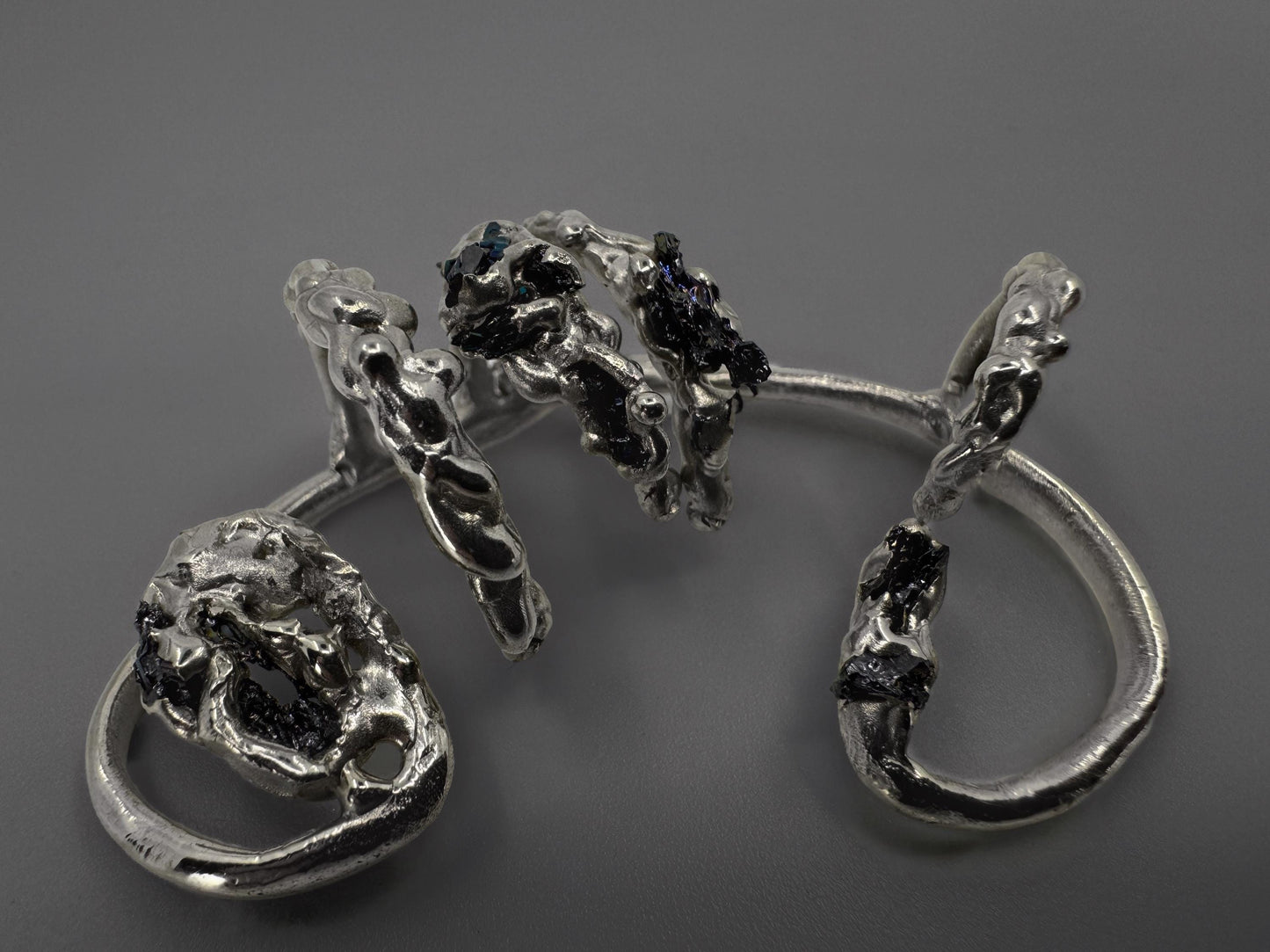 ვერცხლის საყურე შავი ქვით